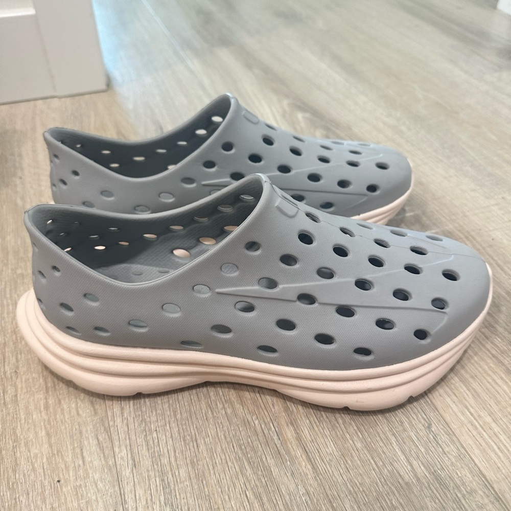 Kane footwear, too small